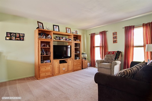 515 Rodenburg Road Roselle, IL 60172 - Photo 2 of 13