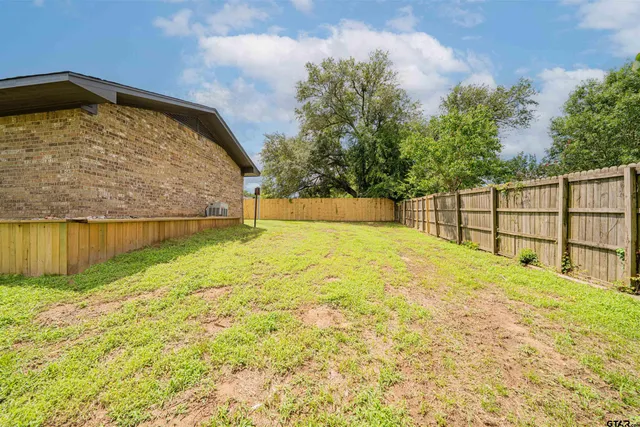 a view of a backyard