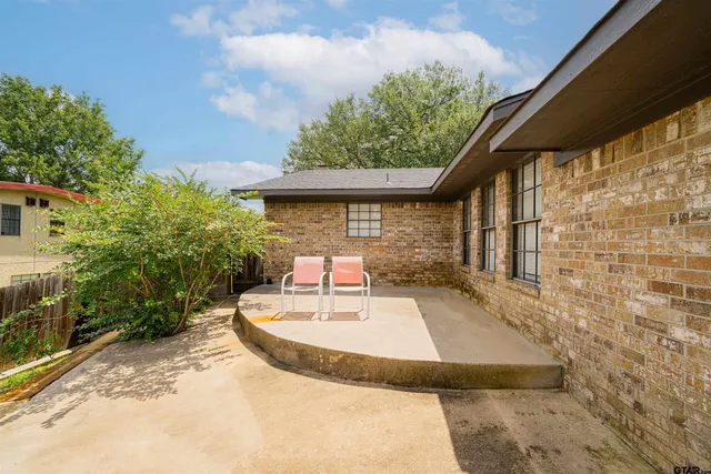 a view of outdoor space yard and porch