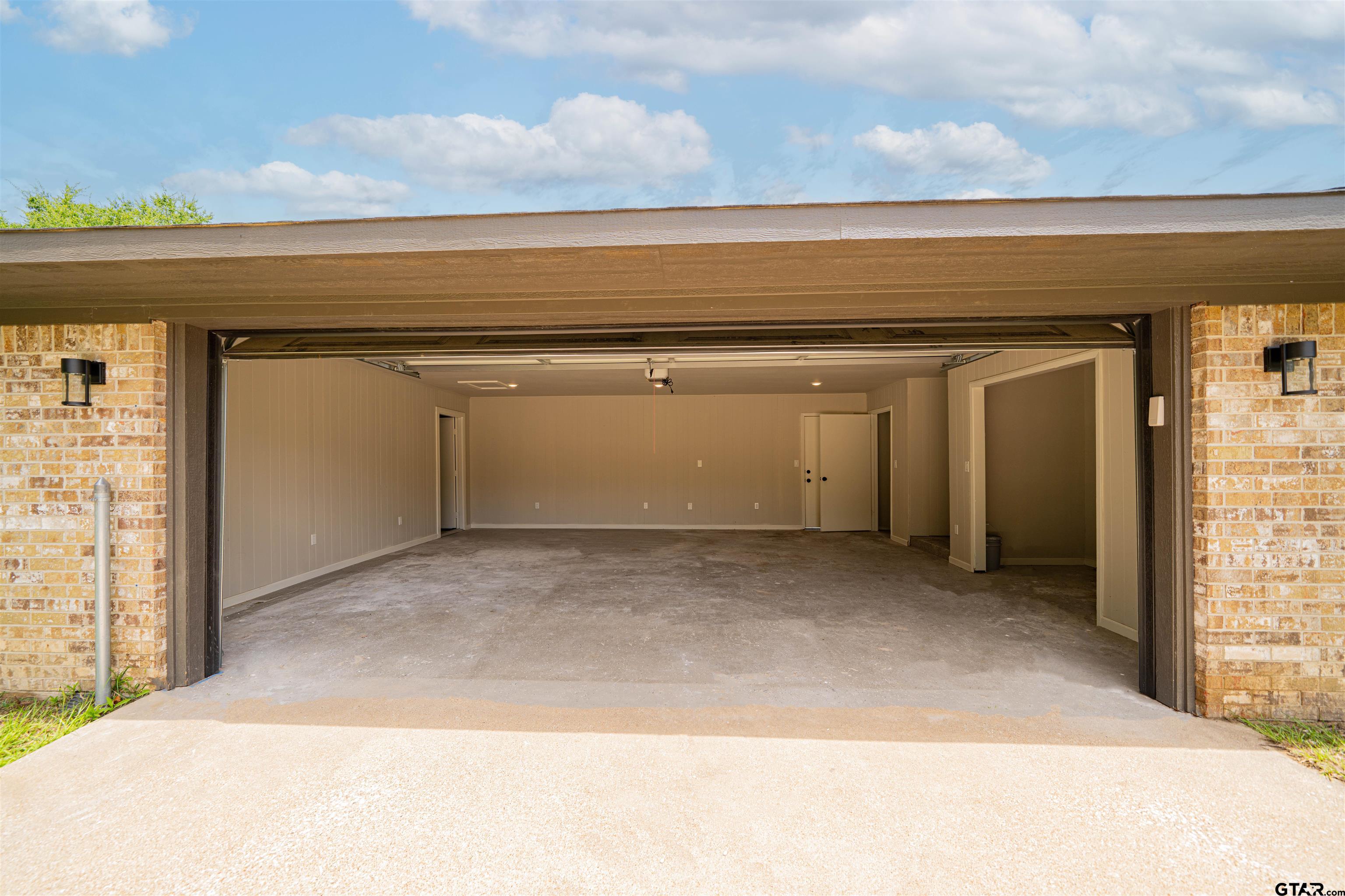 291 Taylor George Road Longview, TX 75605 - Photo 29 of 35 a view of a garage