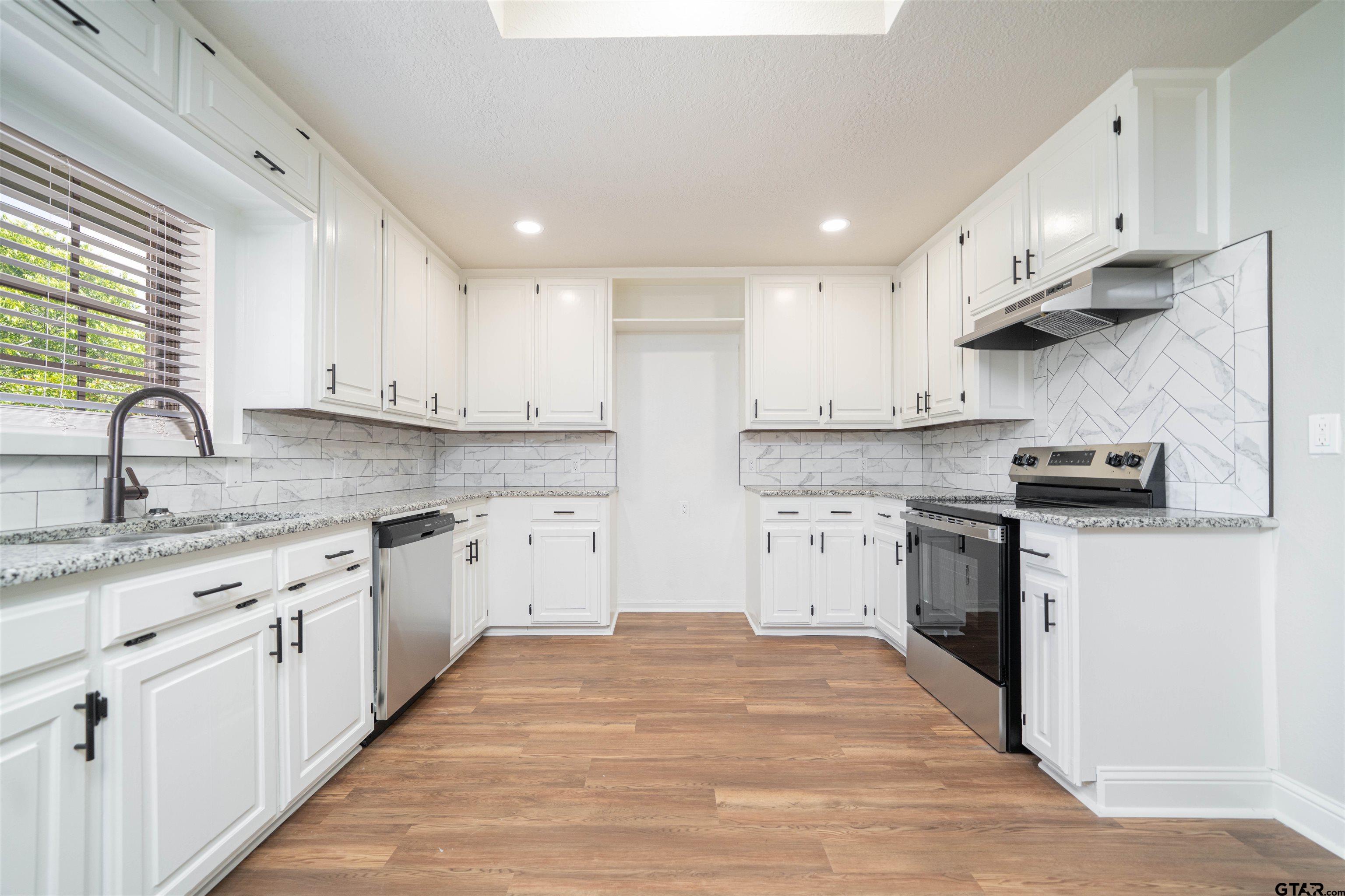 291 Taylor George Road Longview, TX 75605 - Photo 7 of 35 a kitchen with stainless steel appliances granite countertop a sink and cabinets