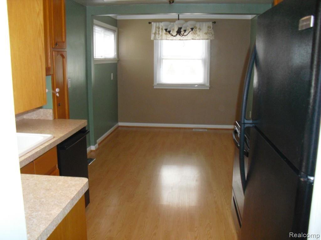 9632 Farmington Road Livonia, MI 48150 - Photo 6 of 11 Lots of table space.jpg
