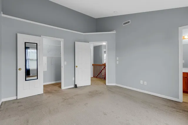 a view of a big room with closet and bathroom
