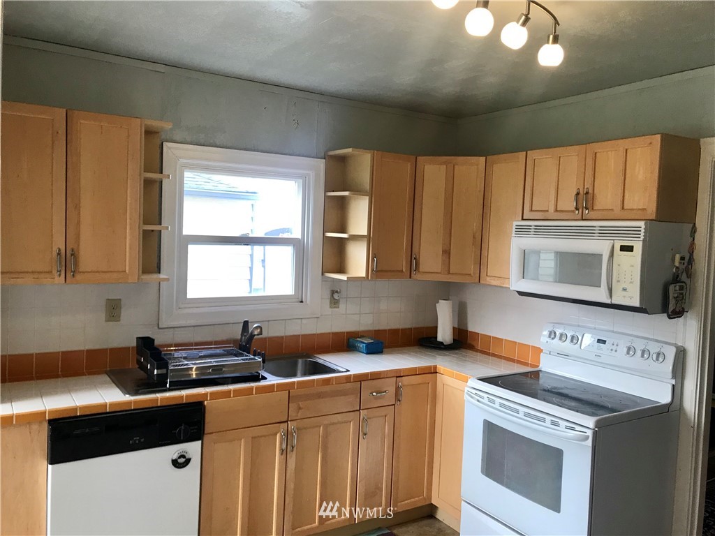 5809 Lowell Road Everett, WA 98203 - Photo 3 of 16