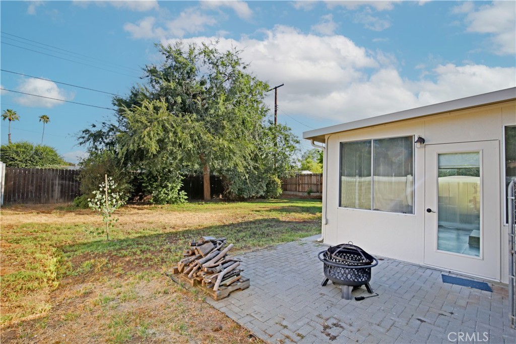 3445 Tipperary Way Riverside, CA 92506 - Photo 21 of 26 a view of a backyard of the house