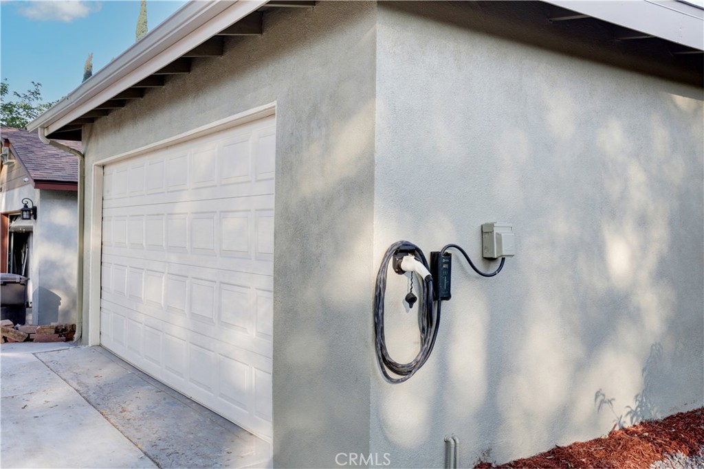 3445 Tipperary Way Riverside, CA 92506 - Photo 3 of 26 a bathroom with a shower