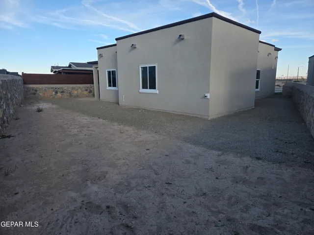 a view of a house with backyard