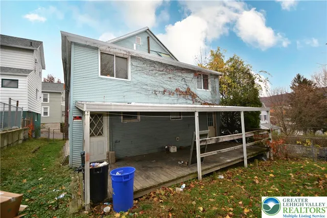 a view of yard with tree