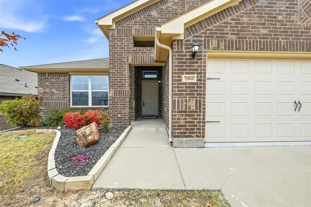 $2,500 | 10844 Live Oak Creek Drive, Fort Worth, TX 76108