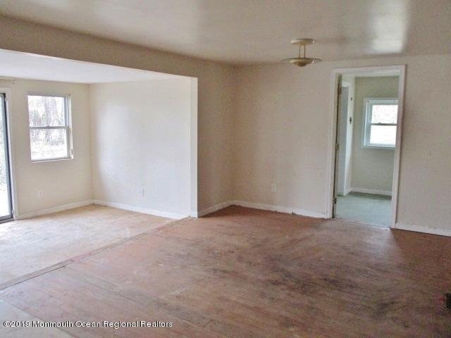 10 Old Monmouth Road Freehold, NJ 07728 - Photo 7 of 22 352-528614_-_House_1_-_Living_room