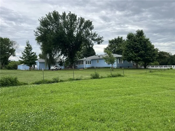 $750,000 | 40162 Harmony Road, Fontana, KS 66026