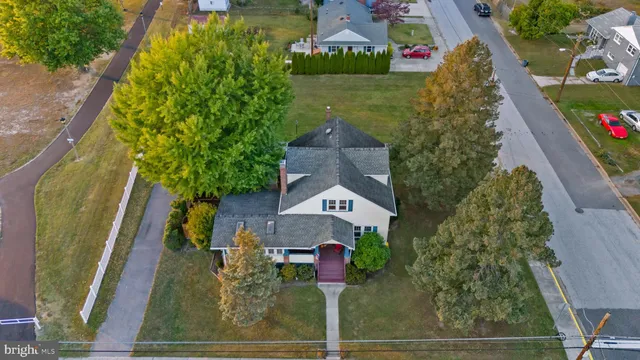 a view of a house with backyard and garden