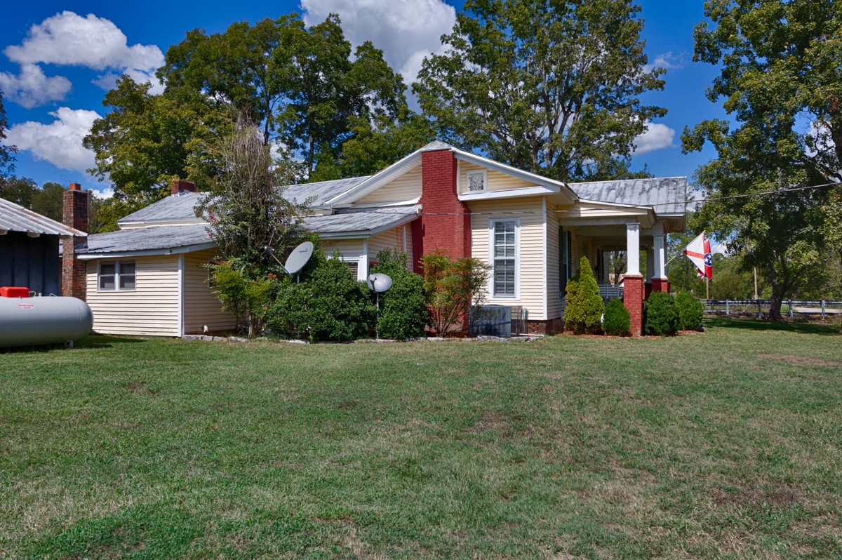 395 Case Road Prospect, TN 38477 - Photo 33 of 48 a front view of a house with a yard and garage