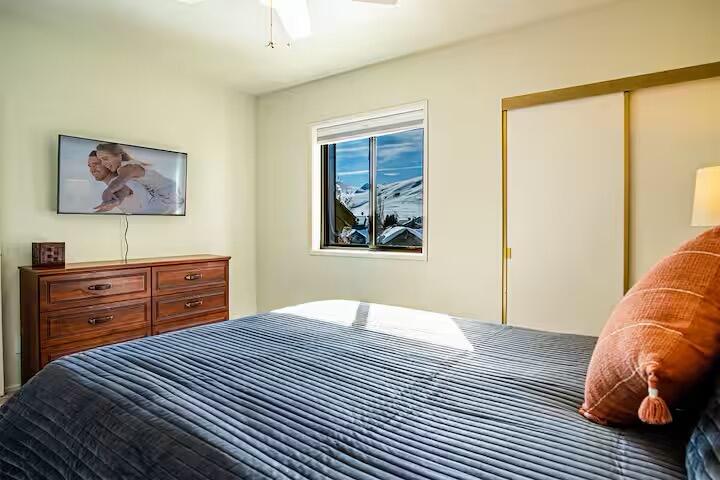 2233 Bonne Vie Condo Road, Unit 2233 Sun Valley, ID 83353 - Photo 14 of 35 Guest bedroom 1