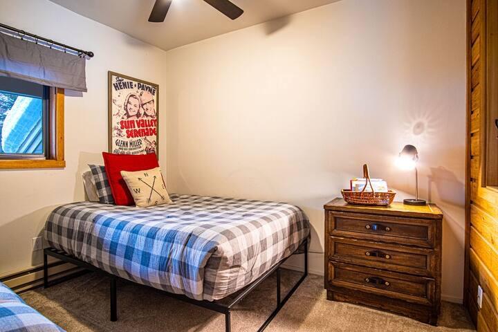 2233 Bonne Vie Condo Road, Unit 2233 Sun Valley, ID 83353 - Photo 19 of 35 loft area bedroom