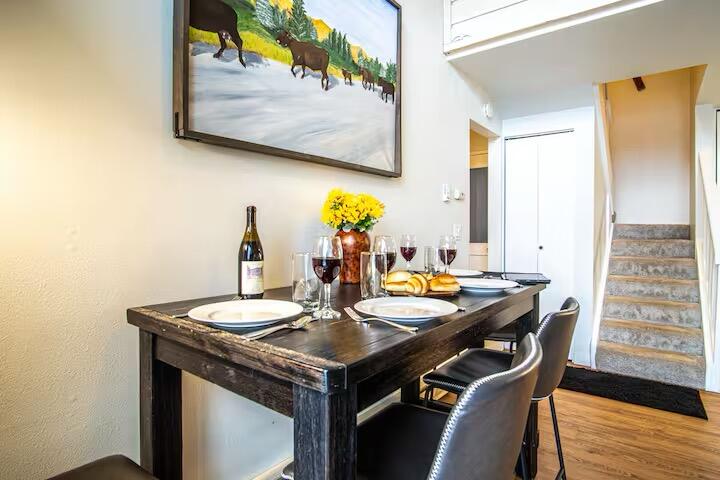 2233 Bonne Vie Condo Road, Unit 2233 Sun Valley, ID 83353 - Photo 5 of 35 Dining area