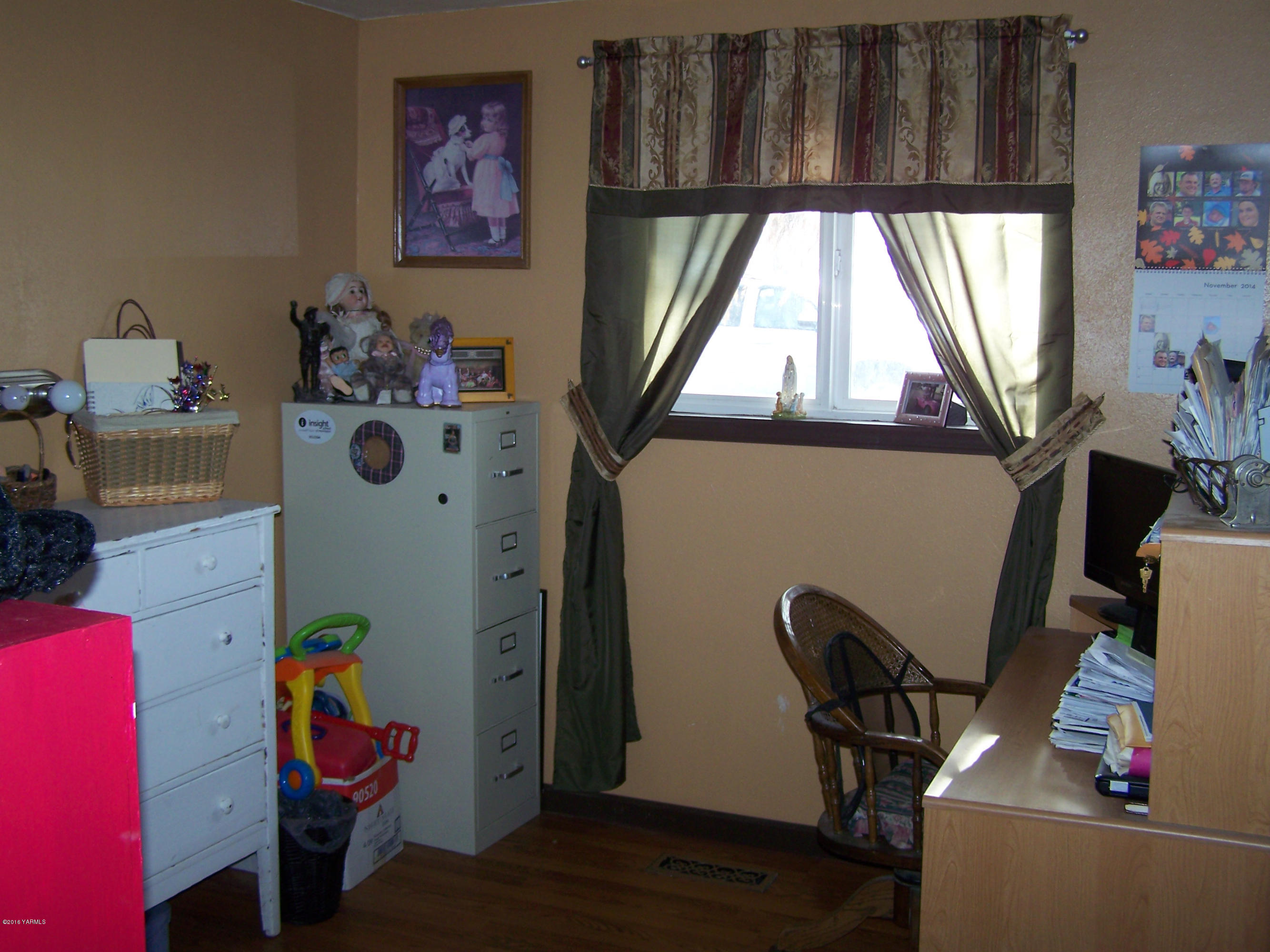 11203 Summitview Ext Road Yakima, WA 98908 - Photo 14 of 33 a room with a window and furniture