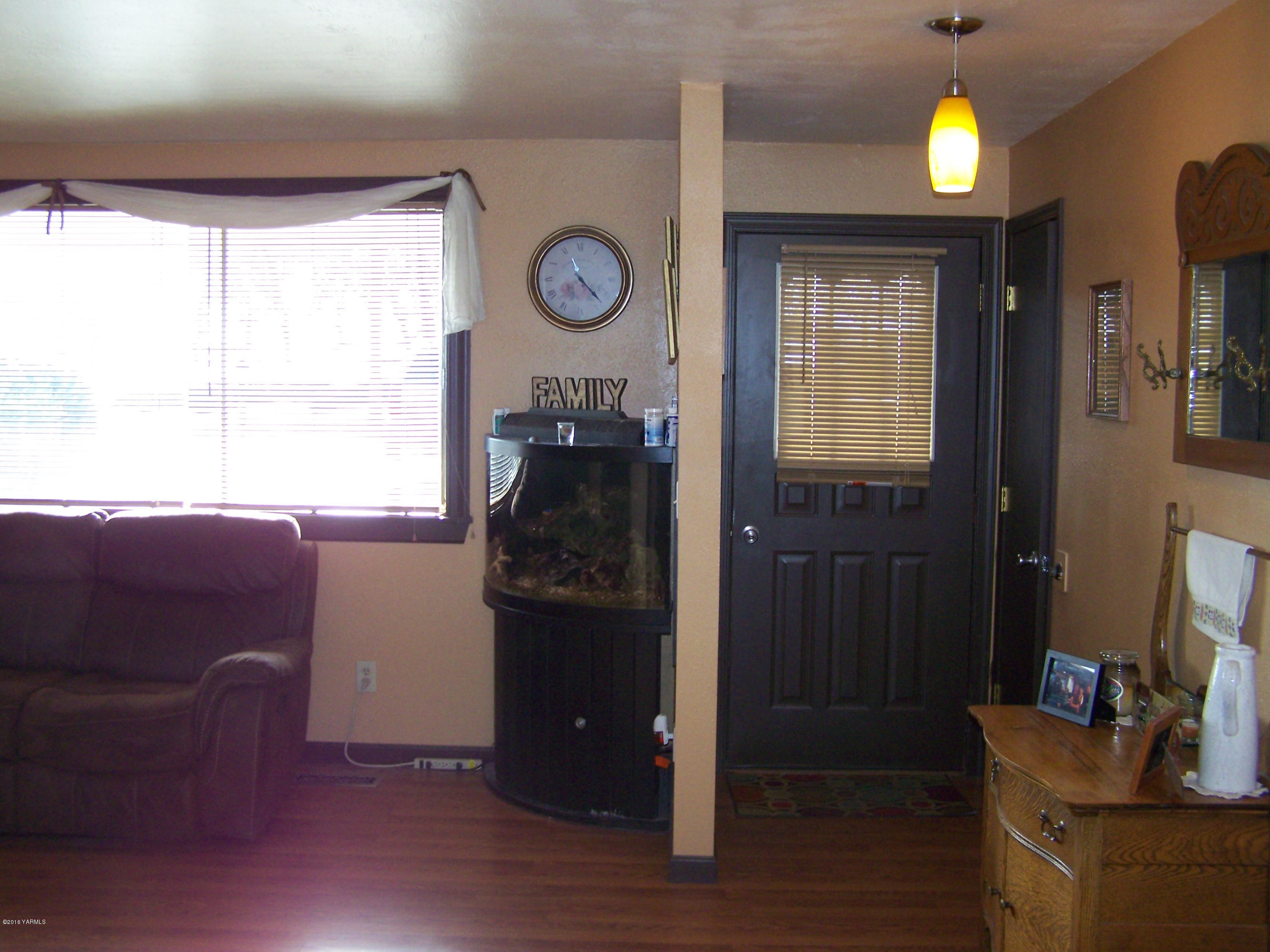 11203 Summitview Ext Road Yakima, WA 98908 - Photo 4 of 33 a living room with furniture and a window
