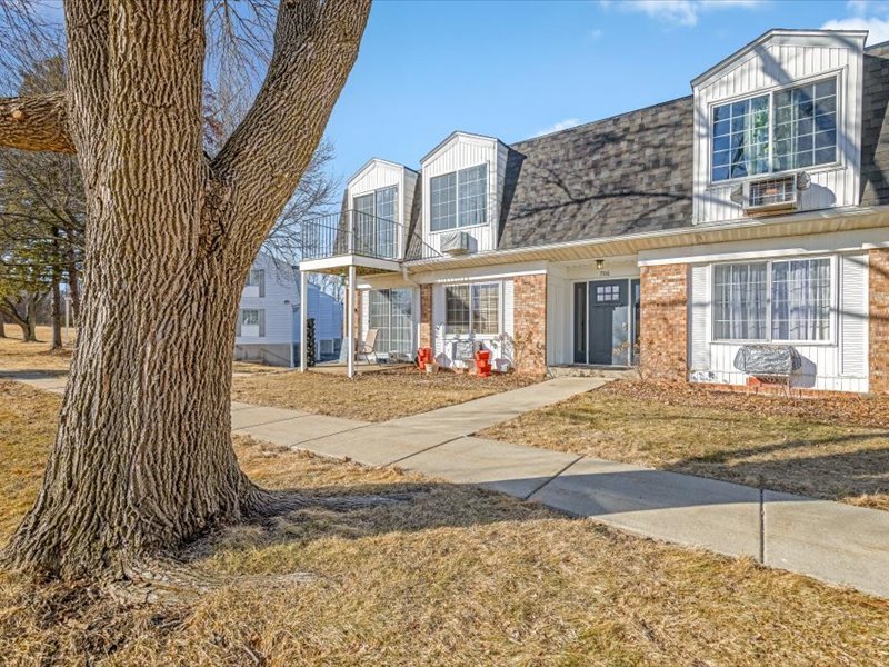 706 Kiwanis Drive, Unit 4 Freeport, IL 61032 - Photo 2 of 23