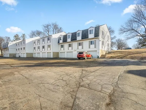 $77,500 | 706 Kiwanis Drive, Unit 4, Freeport, IL 61032