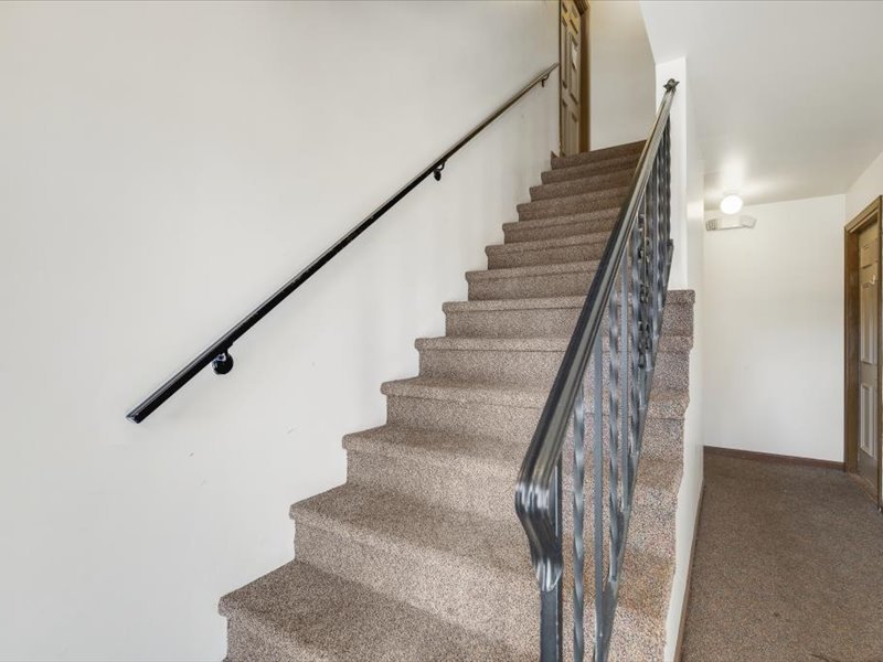 706 Kiwanis Drive, Unit 4 Freeport, IL 61032 - Photo 4 of 23 a view of entryway