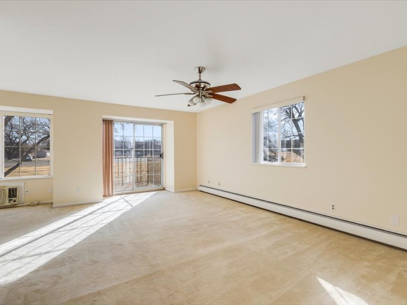 706 Kiwanis Drive, Unit 4 Freeport, IL 61032 - Photo 7 of 23 a view of a livingroom with a ceiling fan and window