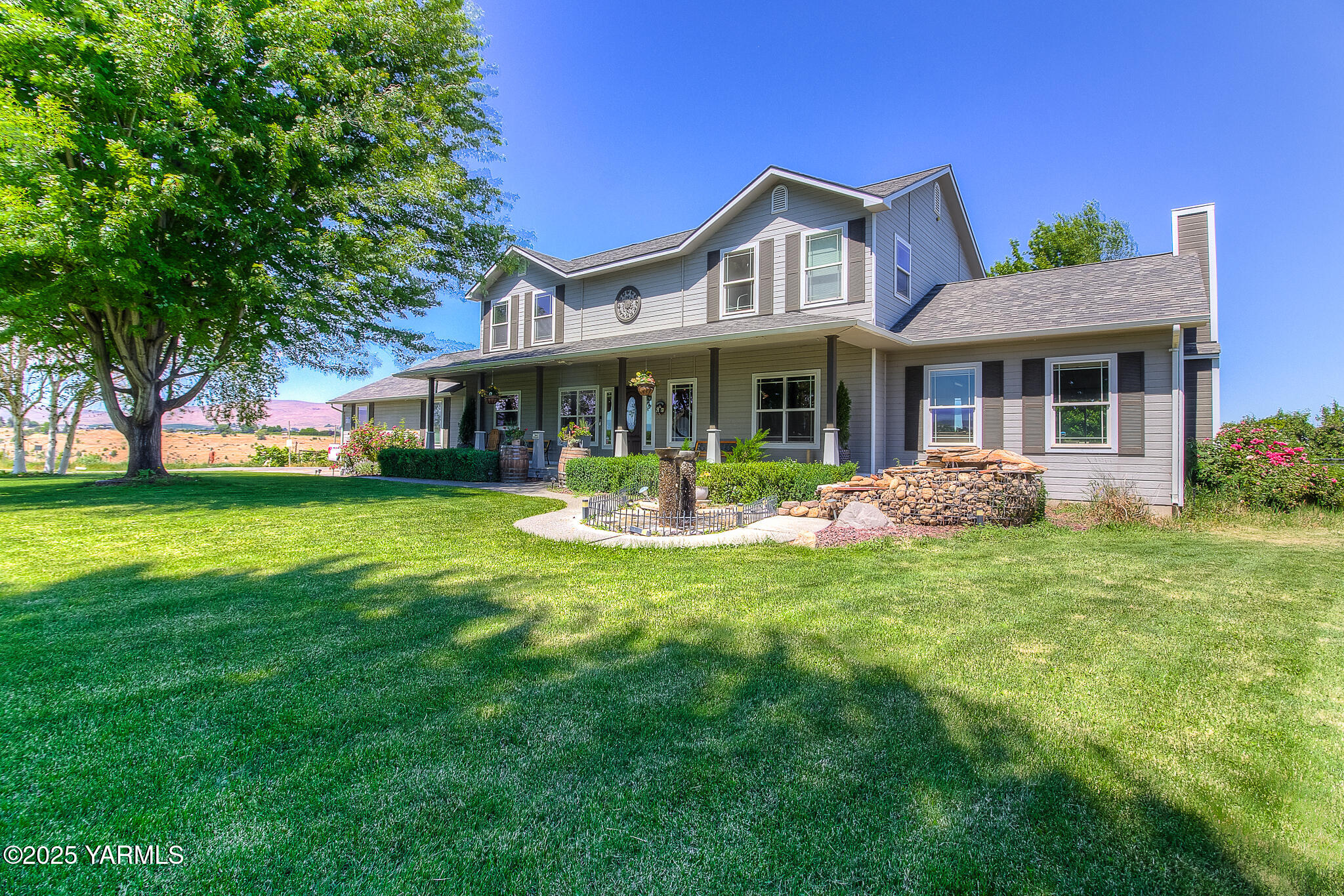 11901 Zier Road Yakima, WA 98908 - Photo 1 of 46 a front view of a house with garden and trees