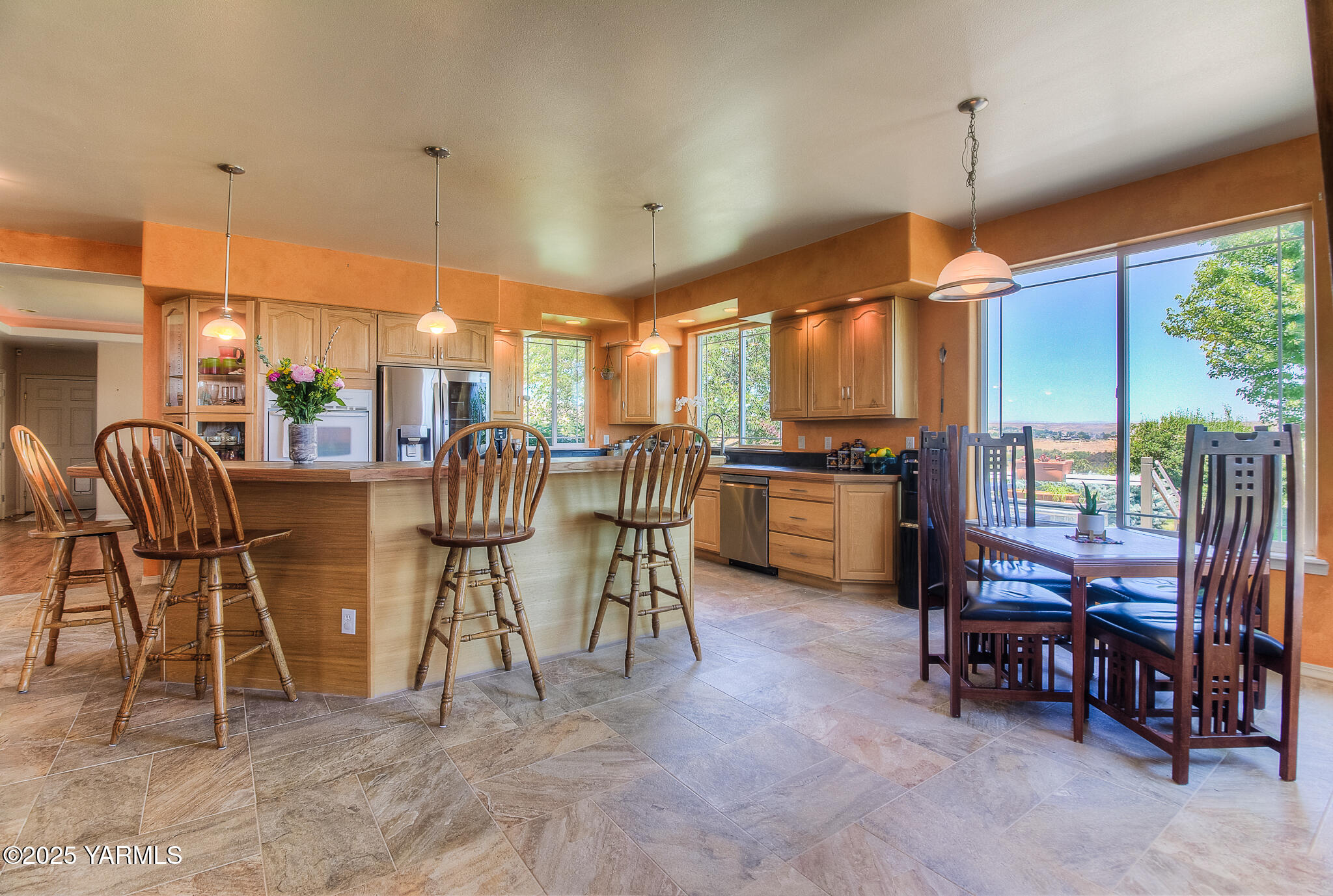 11901 Zier Road Yakima, WA 98908 - Photo 12 of 46 a dining room with furniture and a floor to ceiling window