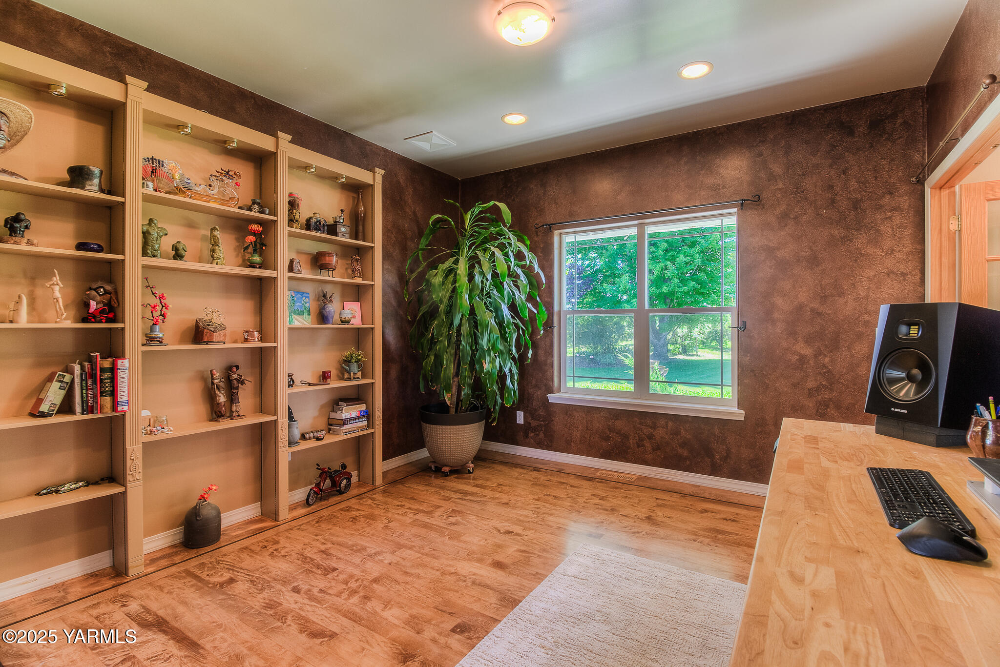 11901 Zier Road Yakima, WA 98908 - Photo 17 of 46 a view of a livingroom with furniture and closet