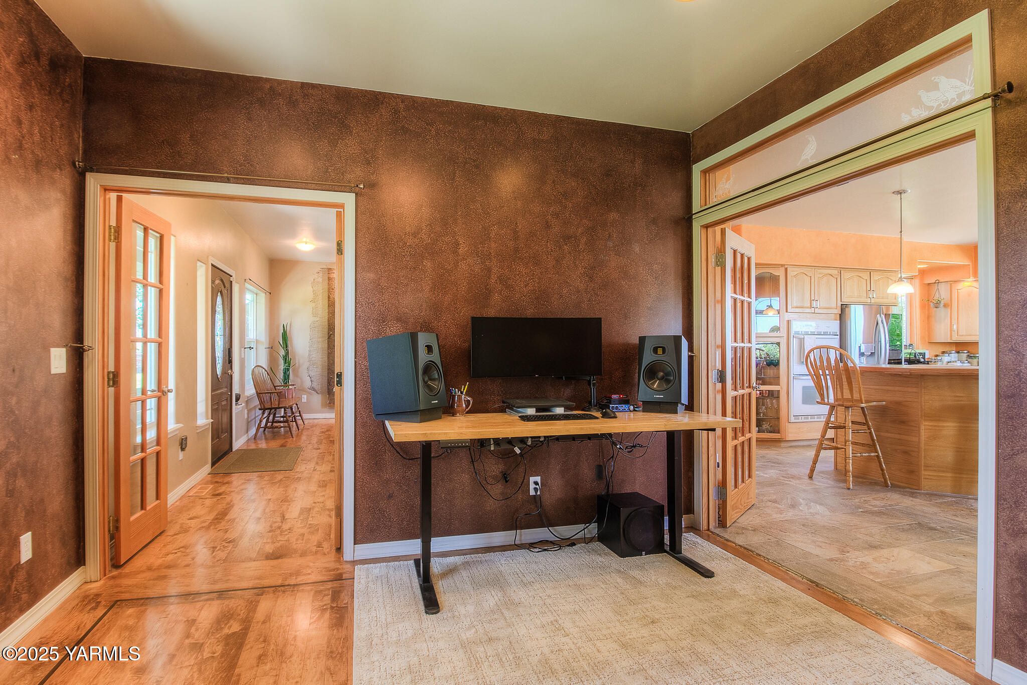 11901 Zier Road Yakima, WA 98908 - Photo 18 of 46 a view of a livingroom with workspace and a window