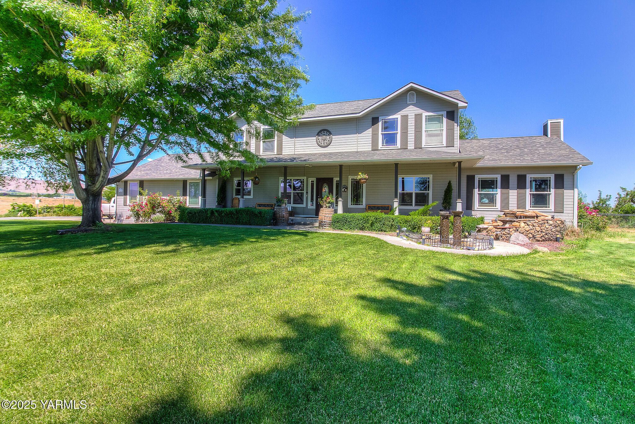 11901 Zier Road Yakima, WA 98908 - Photo 2 of 46 a front view of a house with a yard table and chairs