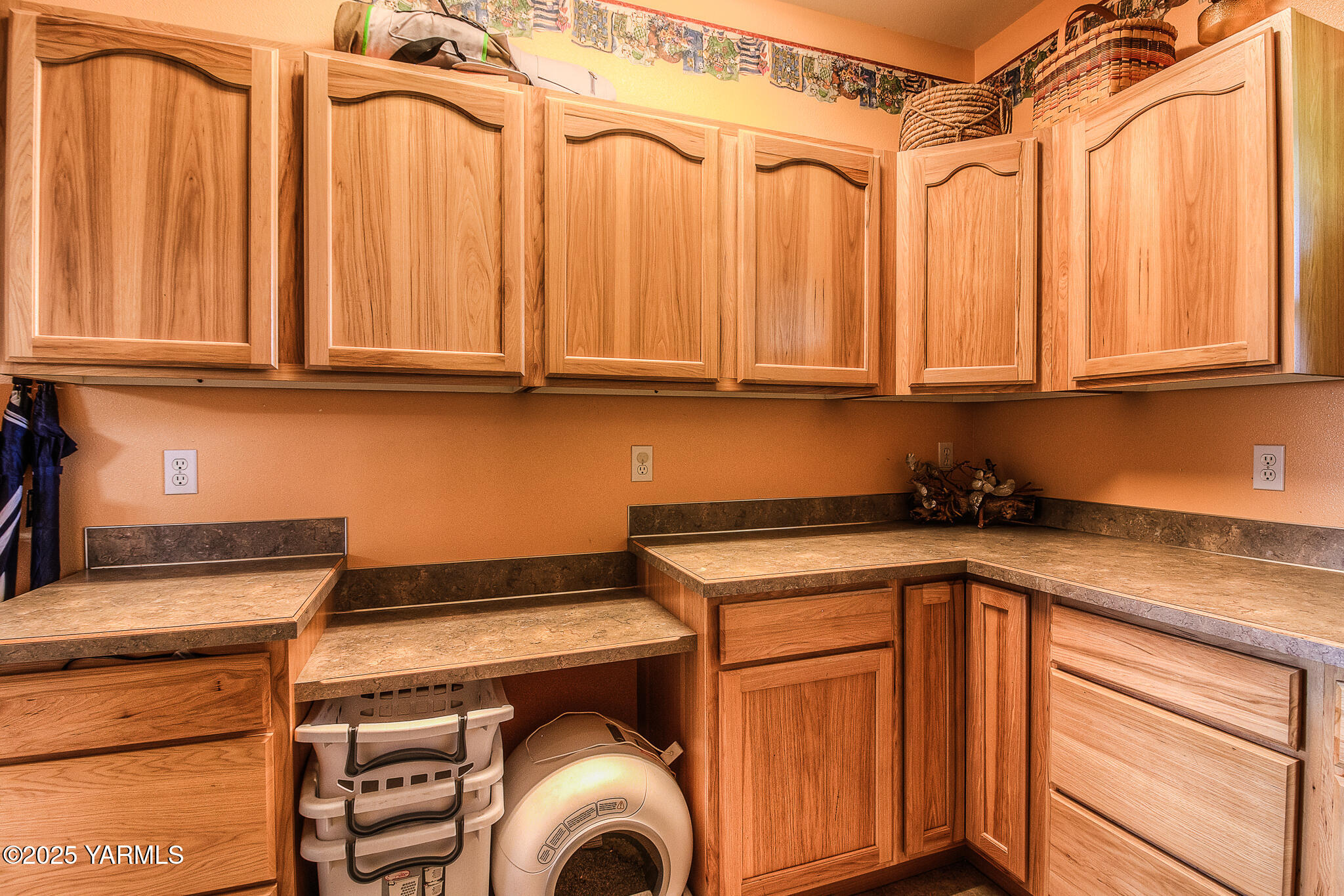 11901 Zier Road Yakima, WA 98908 - Photo 21 of 46 a kitchen with a sink and cabinets