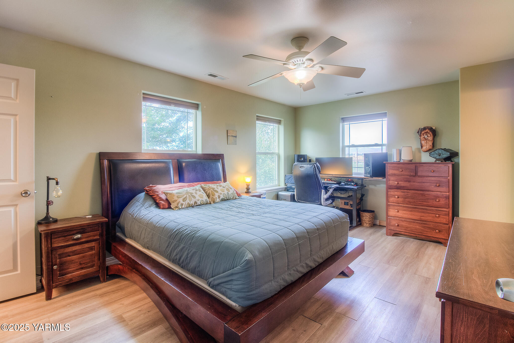 11901 Zier Road Yakima, WA 98908 - Photo 22 of 46 a bedroom with a bed and window