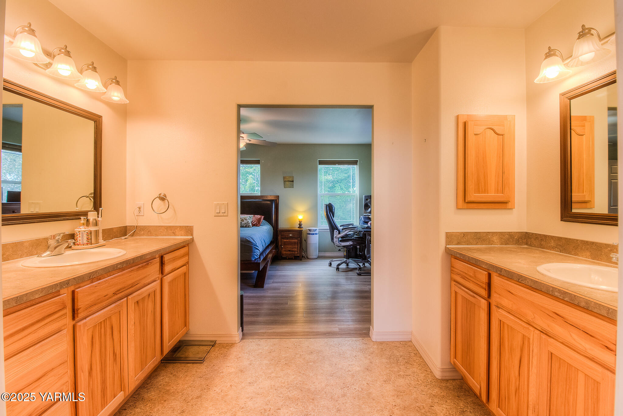 11901 Zier Road Yakima, WA 98908 - Photo 23 of 46 a bathroom with a sink a mirror and a bathtub