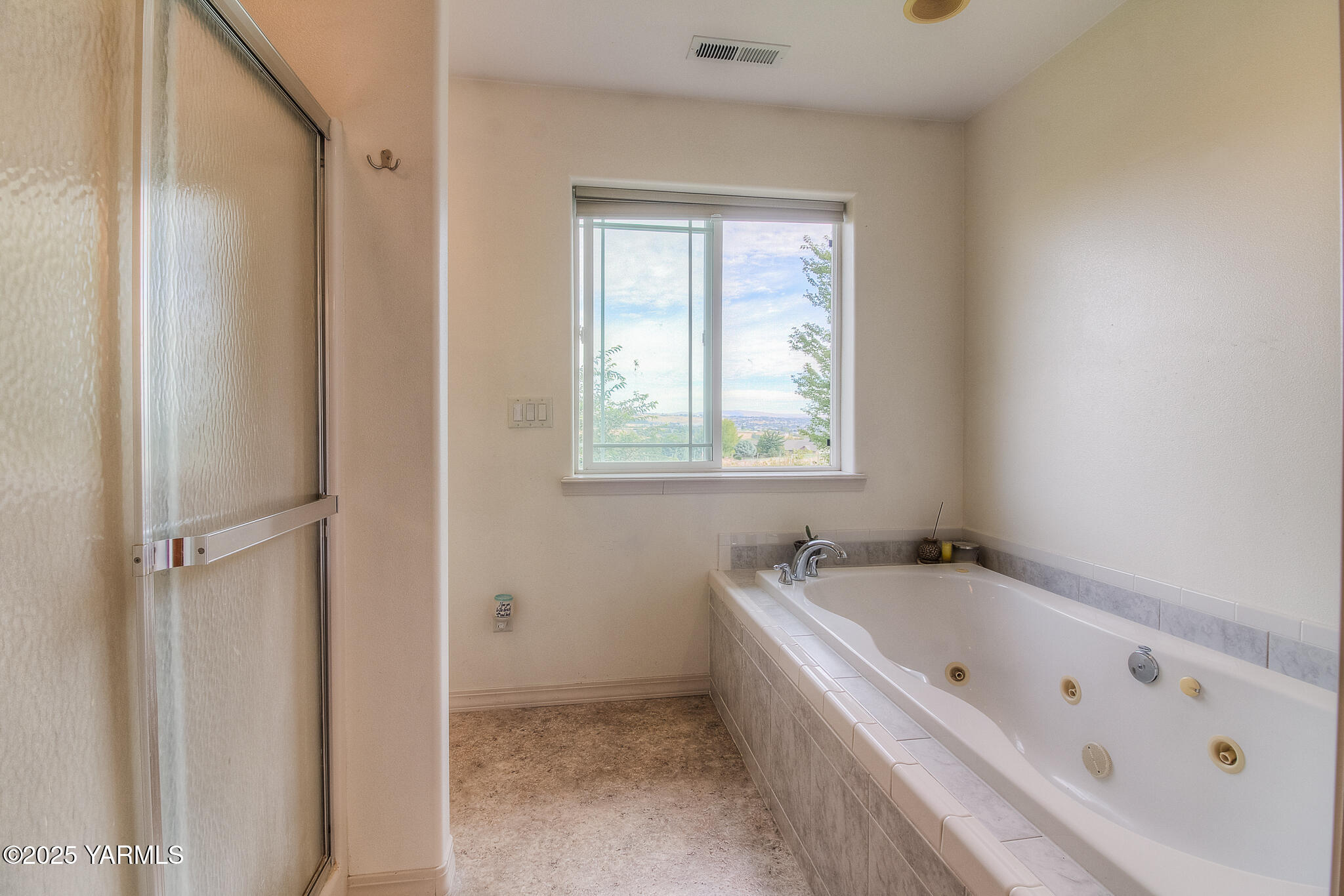 11901 Zier Road Yakima, WA 98908 - Photo 24 of 46 a bathroom with a bathtub and a window