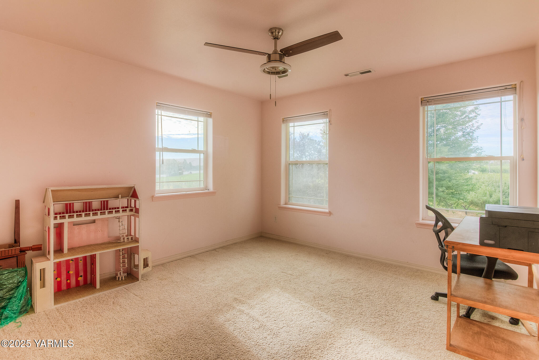 11901 Zier Road Yakima, WA 98908 - Photo 26 of 46 a view of work space with windows