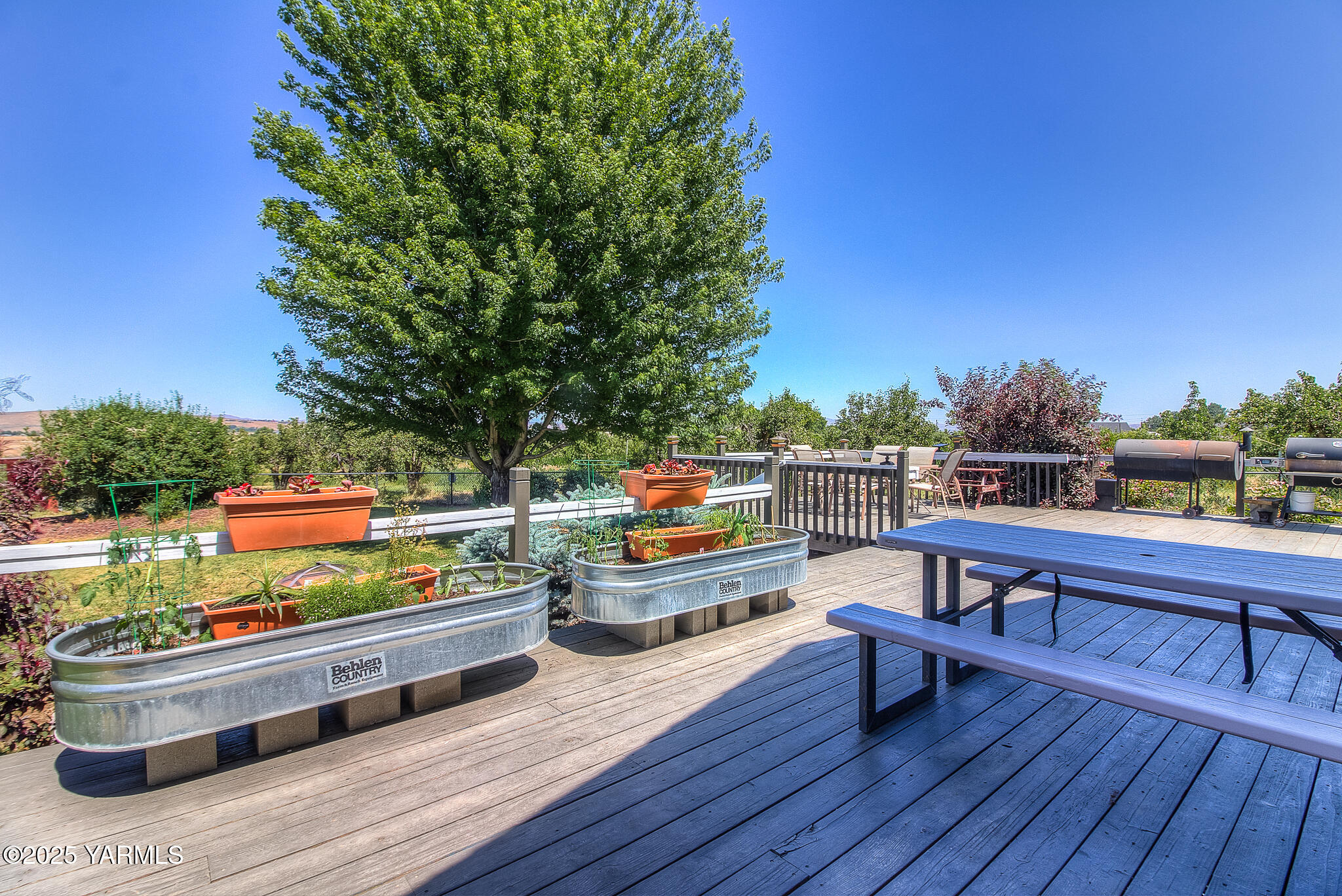 11901 Zier Road Yakima, WA 98908 - Photo 29 of 46 a view of a chairs and tables on the roof deck
