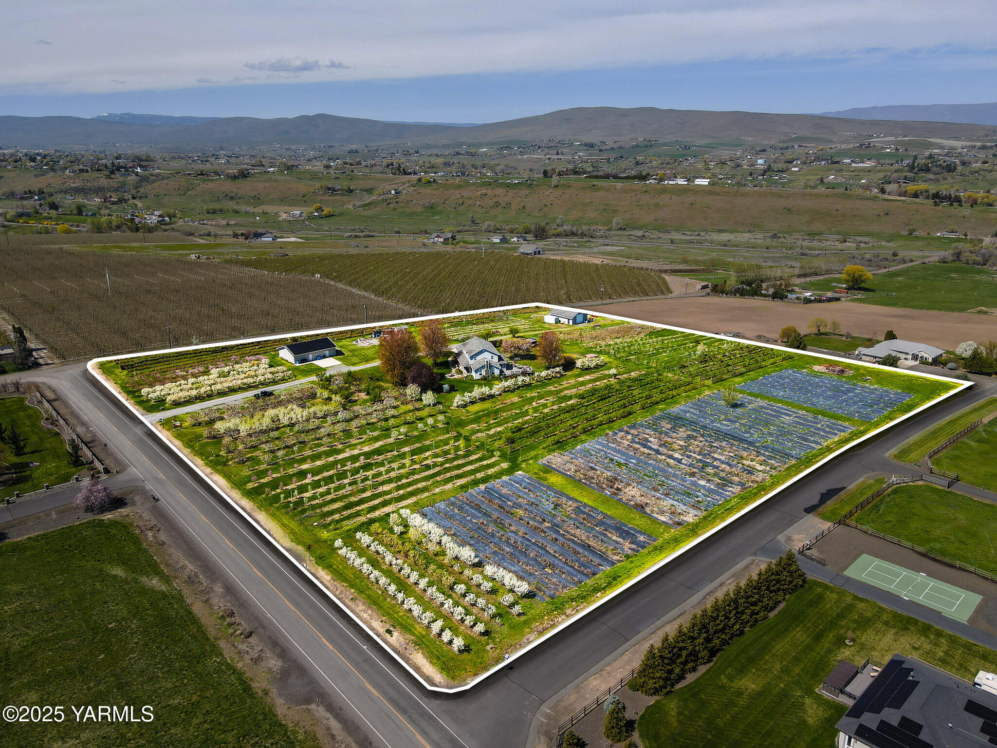11901 Zier Road Yakima, WA 98908 - Photo 3 of 46 a view of a tennis court