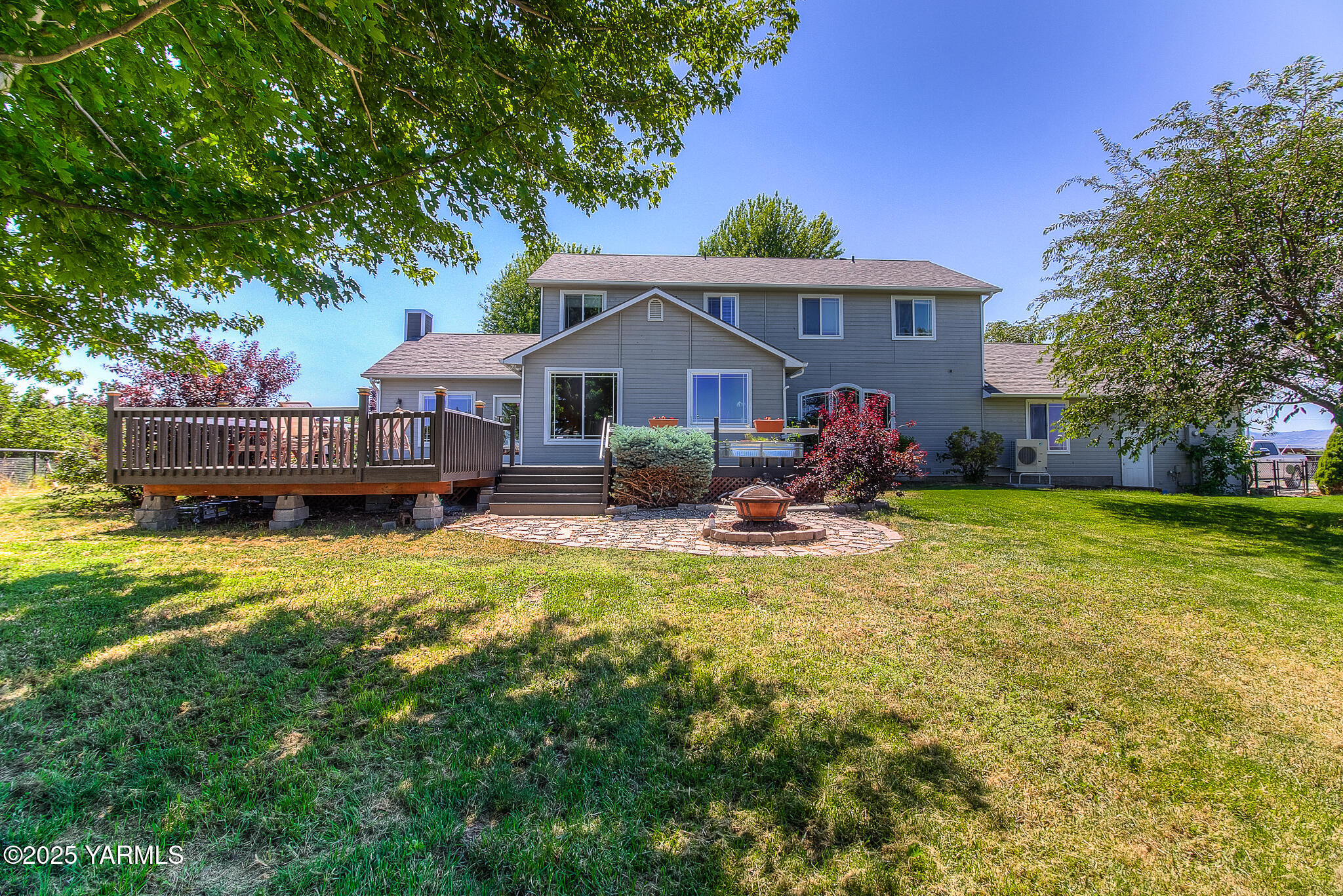 11901 Zier Road Yakima, WA 98908 - Photo 31 of 46 a front view of a house with garden