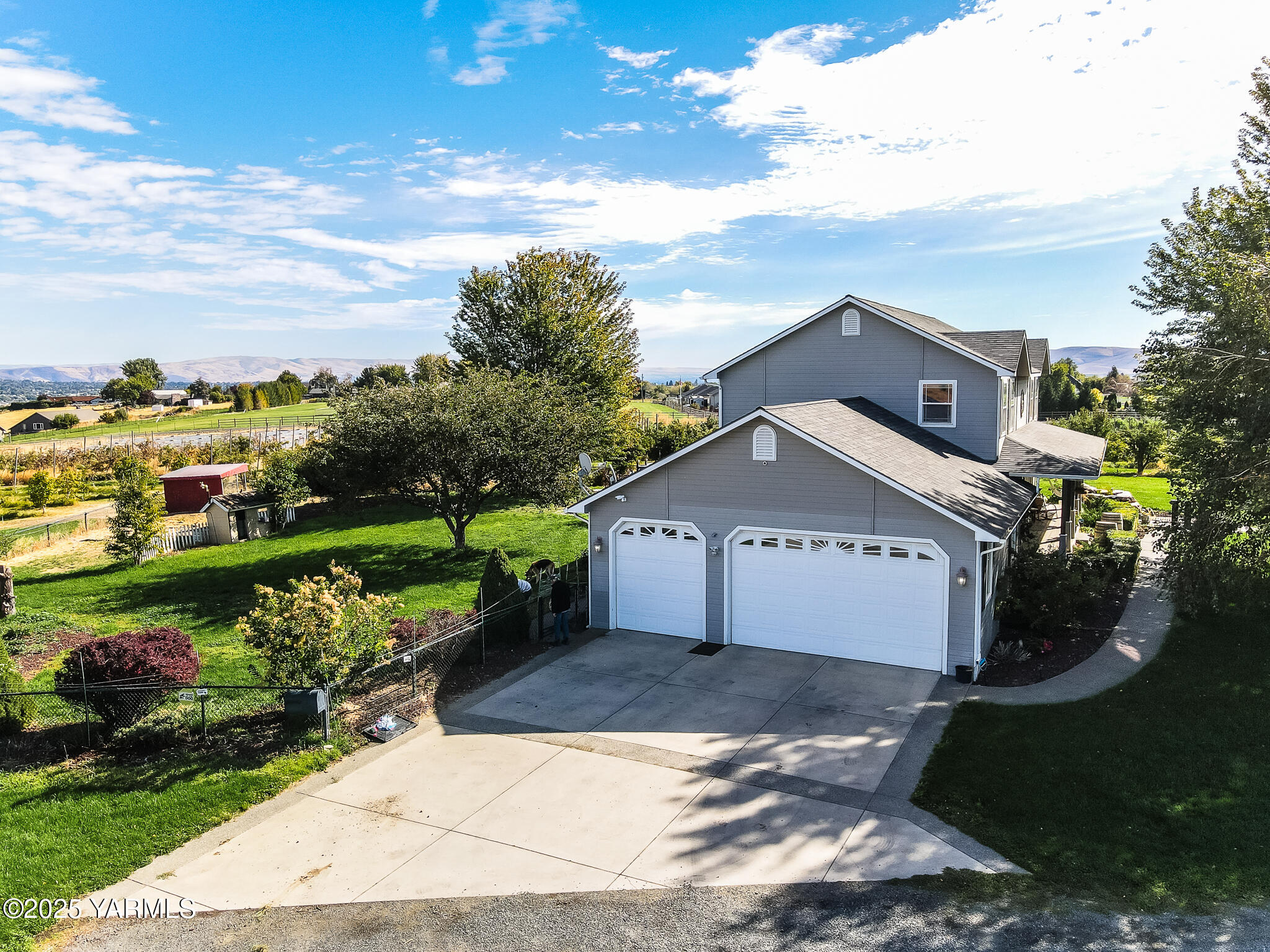 11901 Zier Road Yakima, WA 98908 - Photo 33 of 46 a front view of a house with a yard