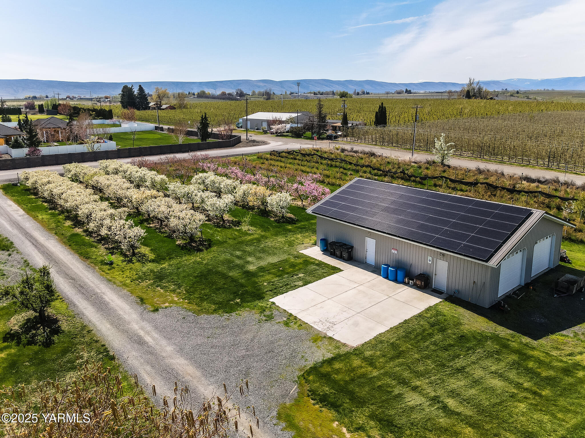11901 Zier Road Yakima, WA 98908 - Photo 34 of 46 a view of a yard with an outdoor seating