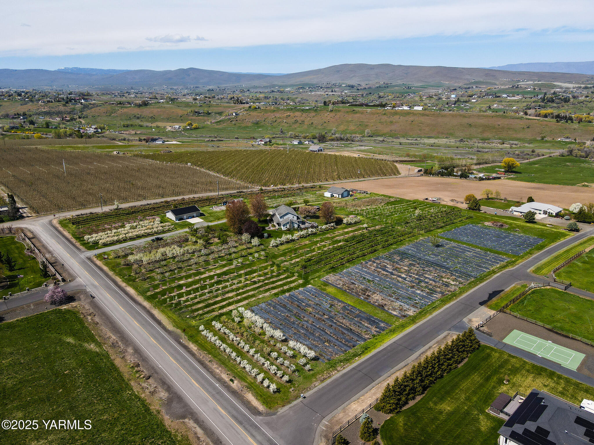 11901 Zier Road Yakima, WA 98908 - Photo 4 of 46 a view of a city from a terrace