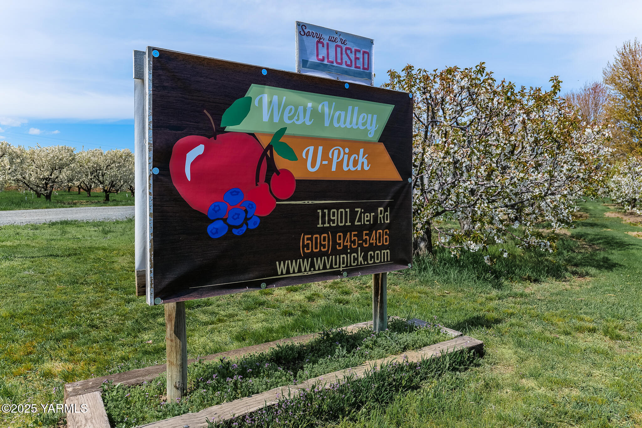 11901 Zier Road Yakima, WA 98908 - Photo 5 of 46 a sign on the side of the road