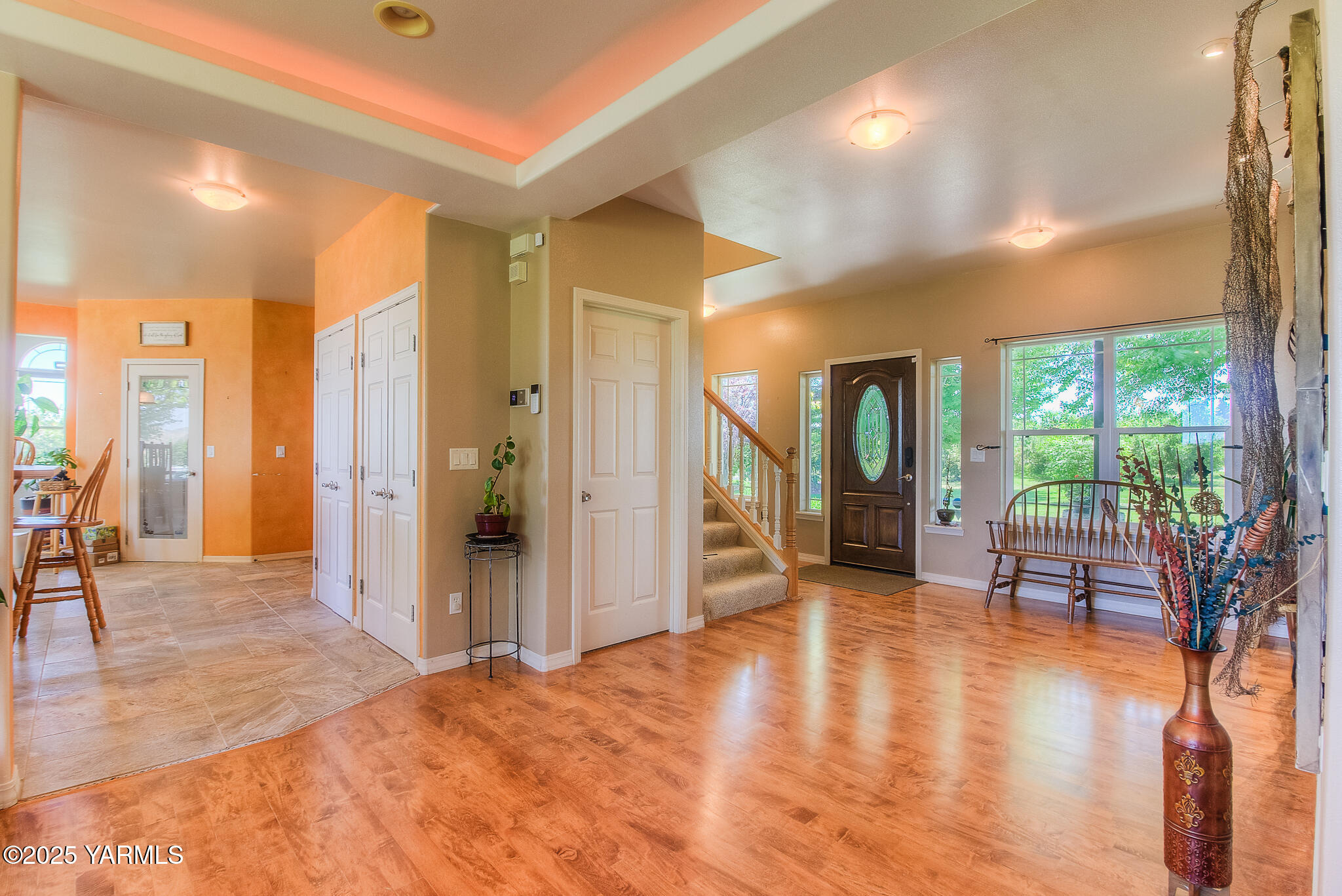 11901 Zier Road Yakima, WA 98908 - Photo 9 of 46 a view of a livingroom with furniture and an entryway