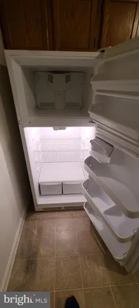 a view of a dry white wall