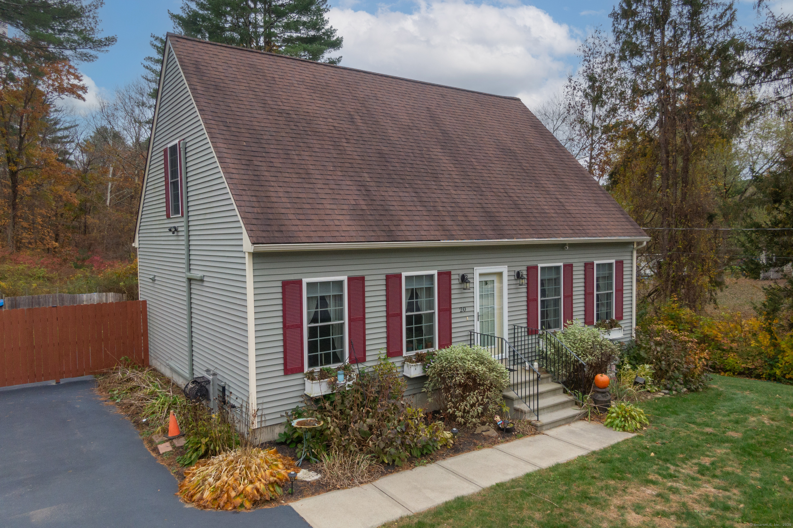 a view of a house with backyard and garden