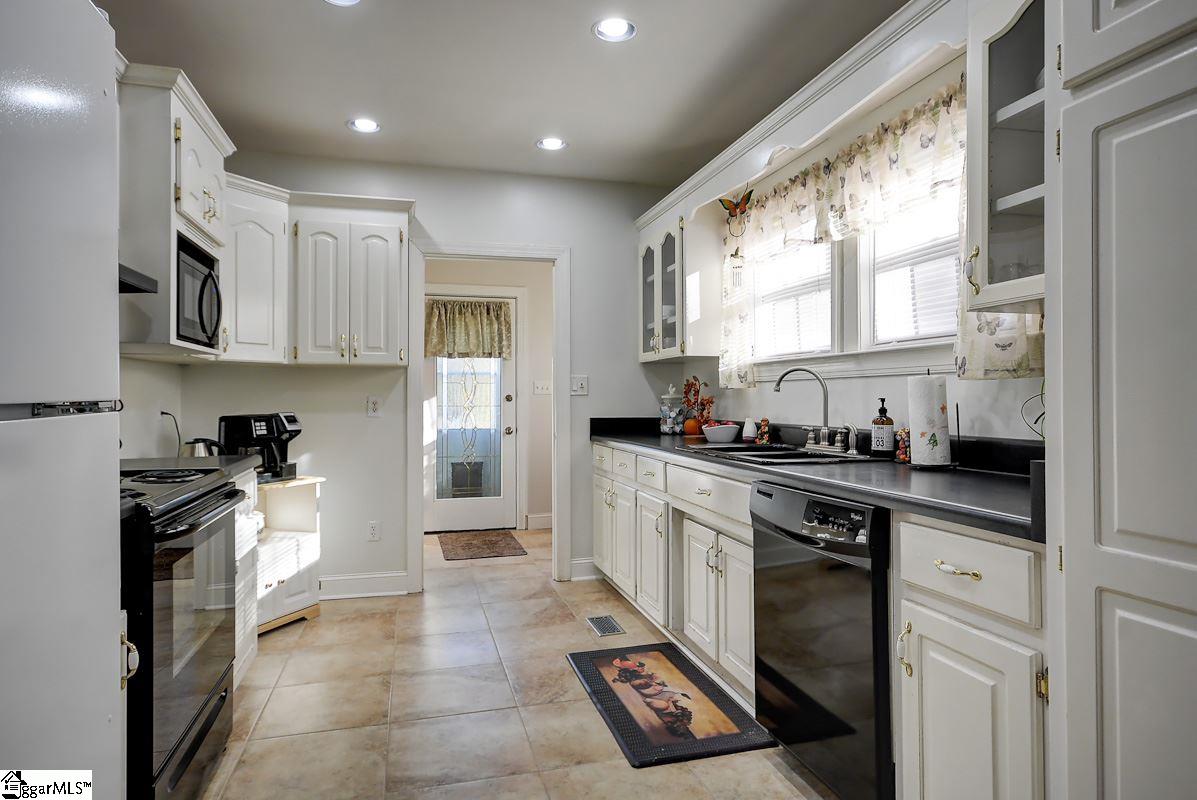 755 Cole Road Campobello, SC 29322 - Photo 4 of 36