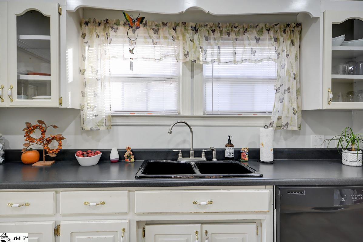 755 Cole Road Campobello, SC 29322 - Photo 7 of 36