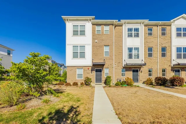 $515,000 | 1050 East Oakton Street, Des Plaines, IL 60018