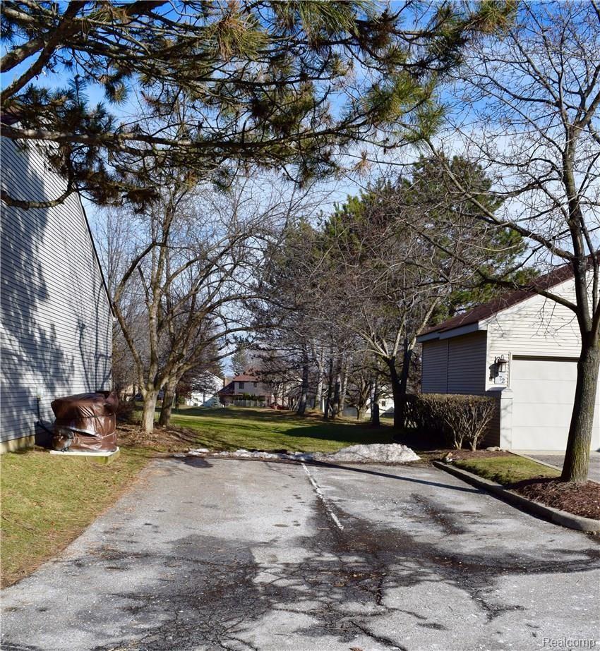 569 Victoria Court, Unit 53 Rochester, MI 48307 - Photo 26 of 28 Extra parking all around